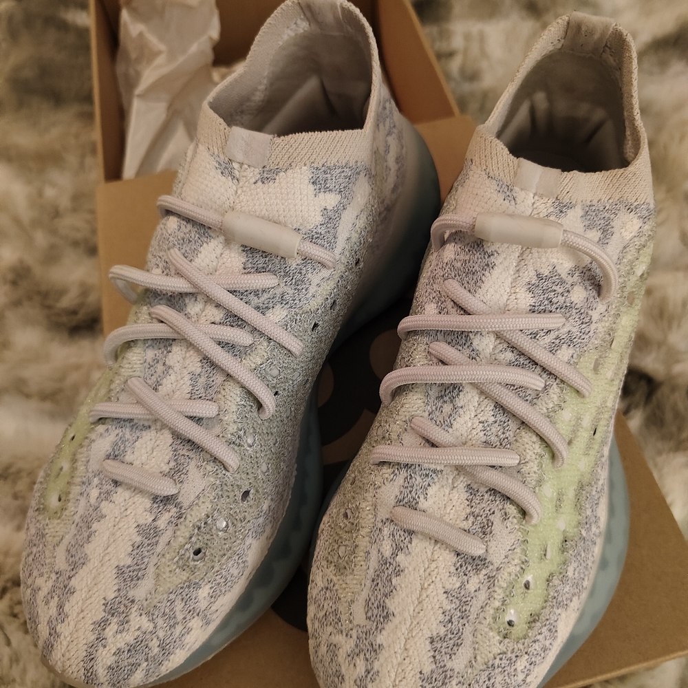Yeezy boost 380 size 7 men's 8 women, Alien Blue color